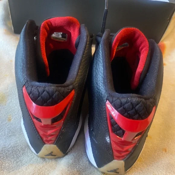 Jordans b’loyal gs - Picture 3 of 3